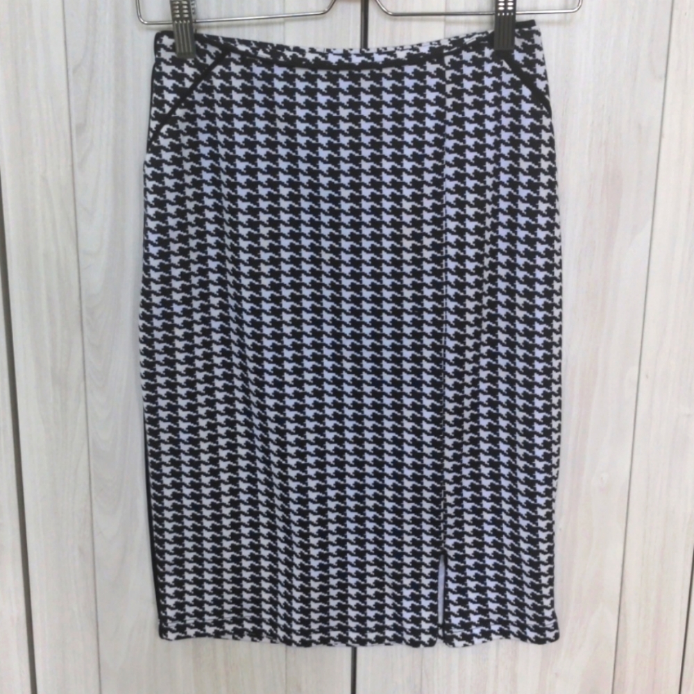 2/$11 or 3/$15 ♦️ Venus Houndstooth Skirt - Small